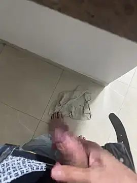 XUCRUTES42 live sex cam