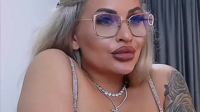 LovelyBlondyxx's cam snapshot