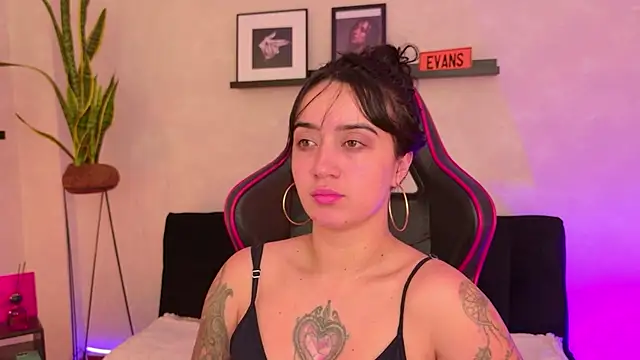 EmmyEvans1 live sex cam