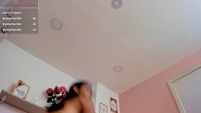 LauraRaider live sex cam