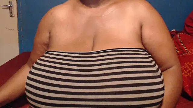 CUTEFIRMMELONSS live sex cam