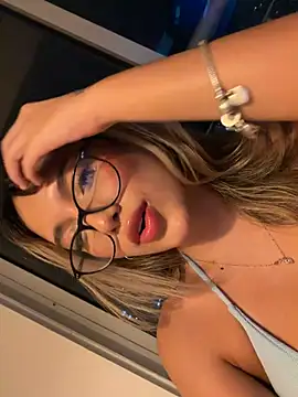 saliha_pinky_'s cam snapshot