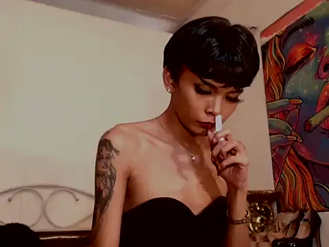 TsLauraLove live sex cam