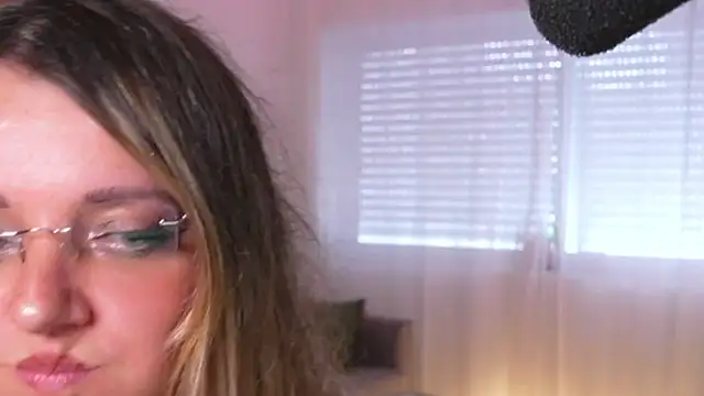 Magnetic_Amy's cam snapshot