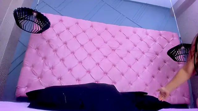 Sara_Burningg's cam snapshot