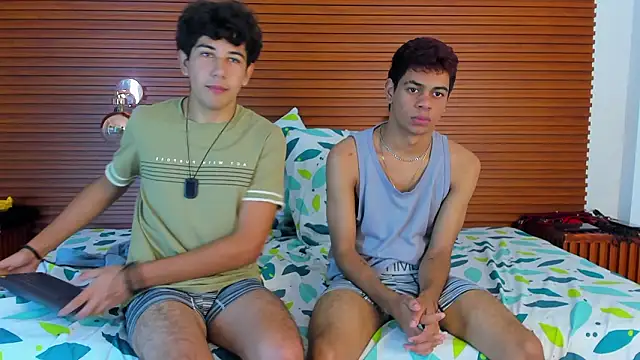 PeakkTwiins live sex cam