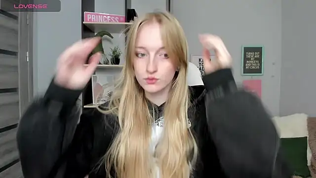 Cinnabonnn_'s cam snapshot