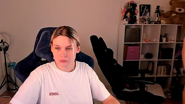 hotblonds's cam snapshot