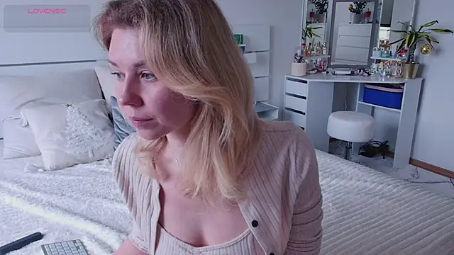 chillwithella's cam snapshot