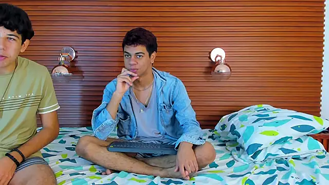 PeakkTwiins live sex cam