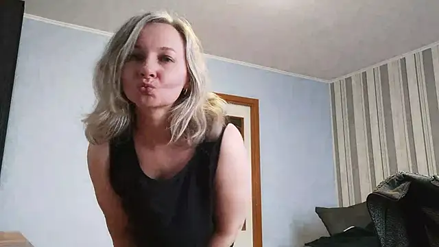 EdithManning's cam snapshot