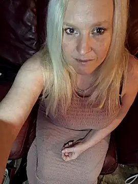 Bouncy-Bella28X live sex cam