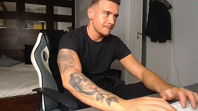 ElijahThorne live sex cam