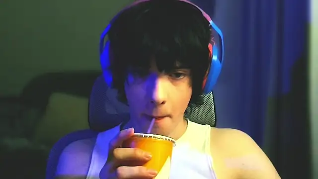 LeonBoykisser's cam snapshot