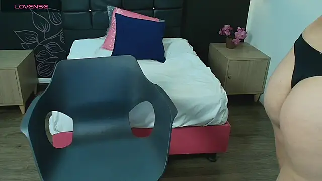 IvonneRoss_'s cam snapshot