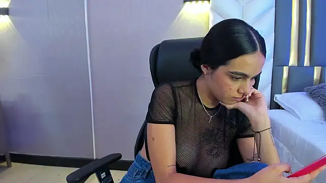 ChloeHarper_'s cam snapshot