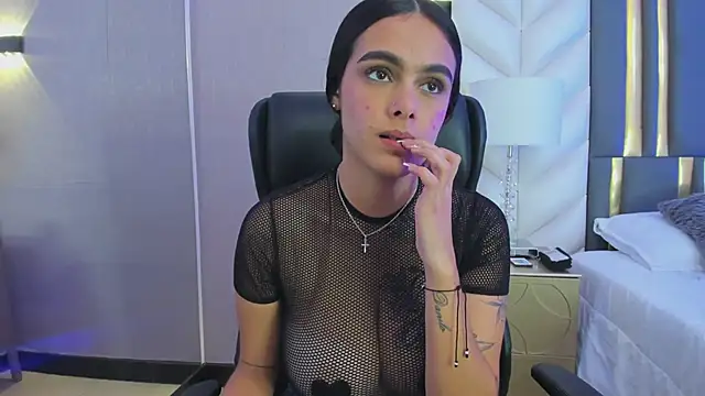 ChloeHarper_'s cam snapshot