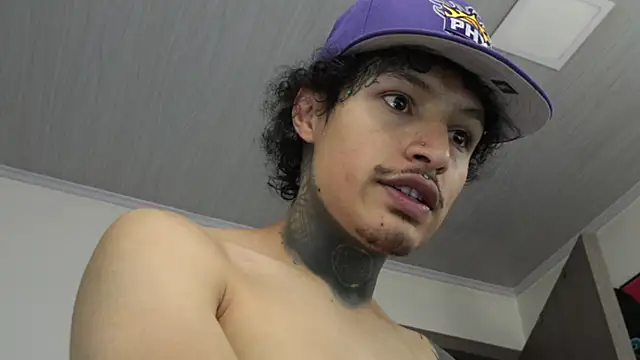 trieone live sex cam