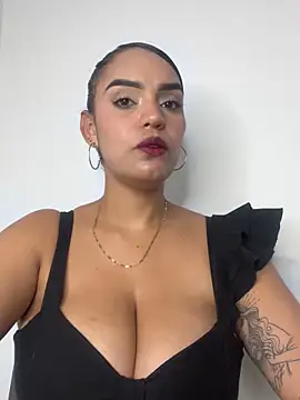 Sara-77 live sex cam