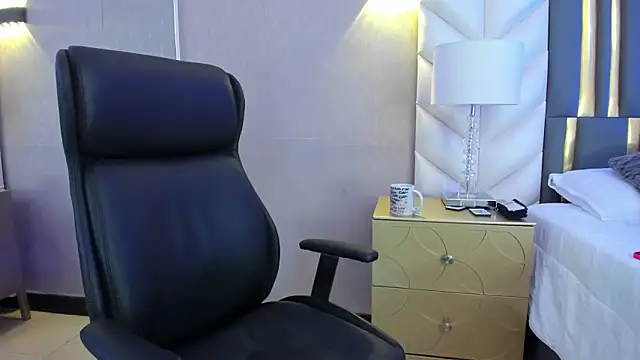 ChloeHarper_'s cam snapshot