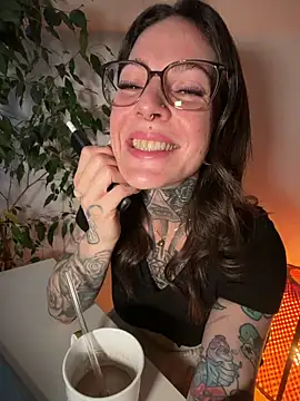 BrownieyQueen live sex cam