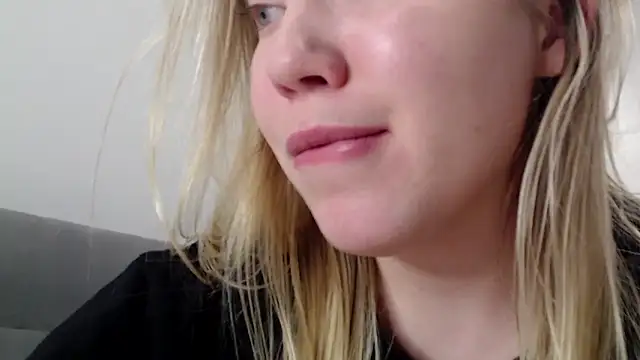 Embersweetbunny's cam snapshot