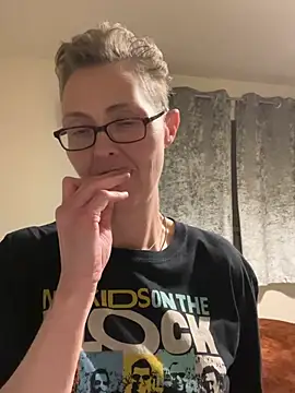 Curvy-Jinx live sex cam