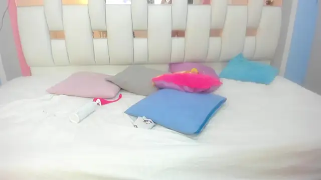 mask_red_girl's cam snapshot