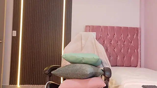 Scarlet_Vixen_'s cam snapshot