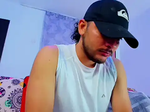 tuyo1995 live sex cam