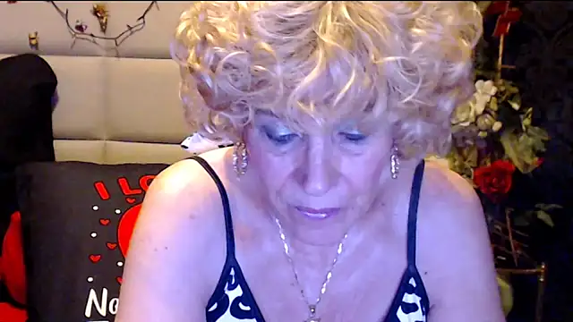 HappyWomanOn's cam snapshot