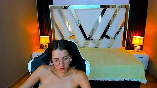 Linda4Petite's cam snapshot