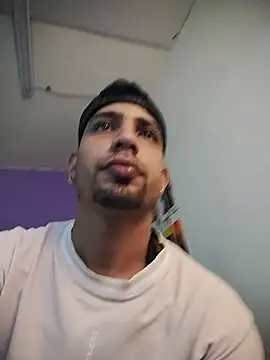 ashtoncooperr's cam snapshot