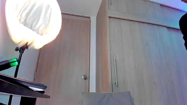 Damianwhite live sex cam