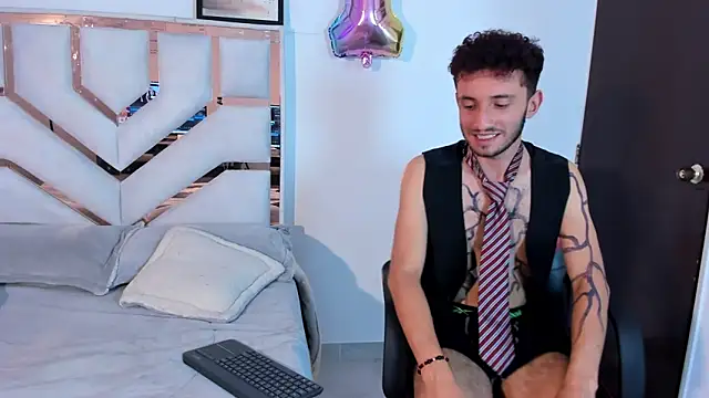 Curlystartt live sex cam