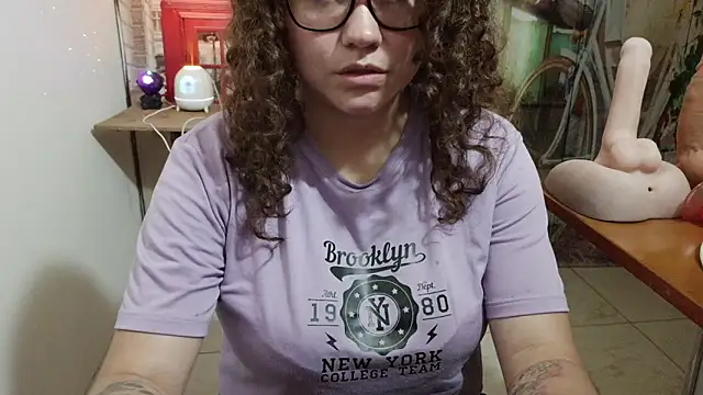 curly_greeneyed's cam snapshot