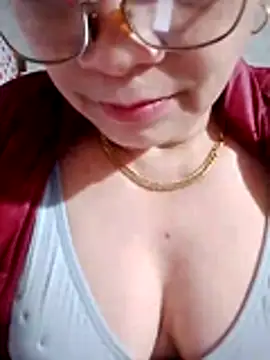 small-house123's cam snapshot