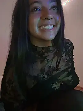 laraa_rous's cam snapshot