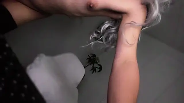 TheQueenNextDoor live sex cam