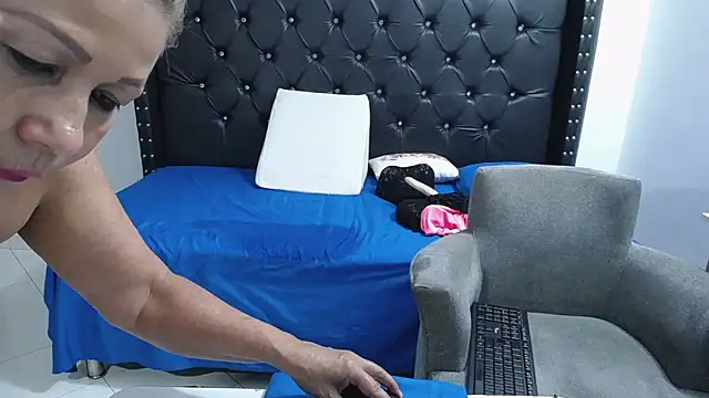 renata_salinas_1's cam snapshot