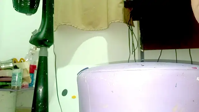 PetiteIvoryQueen19's cam snapshot