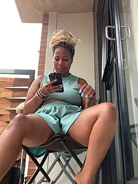 CurvyDesire1's cam snapshot