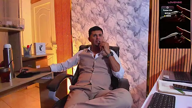 Hideintheoffice's cam snapshot