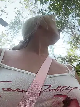 RonnieKiss live sex cam