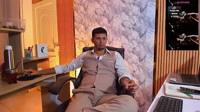 Hideintheoffice's cam snapshot