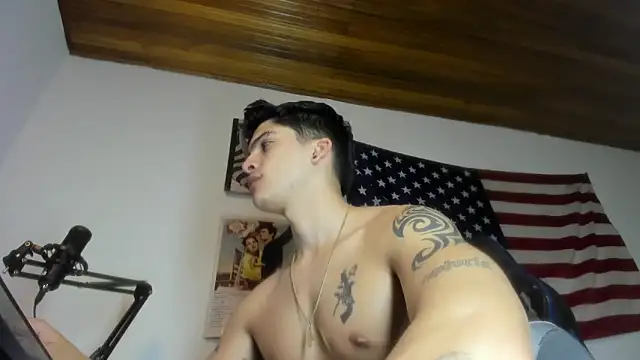 charlie_hotxxx's cam snapshot