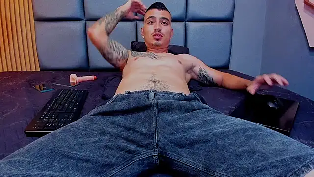 ZOE_GIANLUCA's cam snapshot