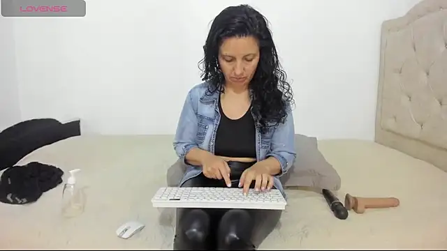 milfnewmf's cam snapshot