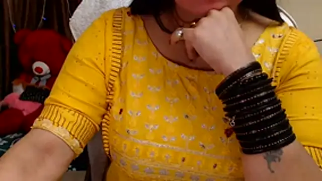 Cute_naira_'s cam snapshot