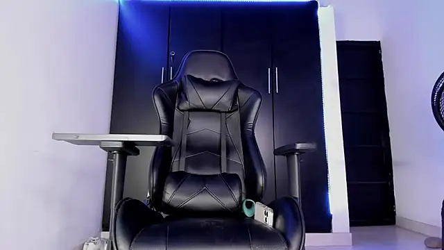 Liam_Mateo's cam snapshot